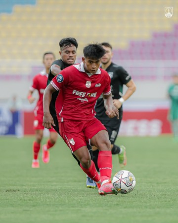 LAGA KLASIK: Winger Persis Solo Irfan Jauhari saat berebut bola dengan kapten Persebaya Surabaya Slamet Alwi di Stadion Manahan, Desember tahun lalu. (PERSIS SOLO OFFICIAL)