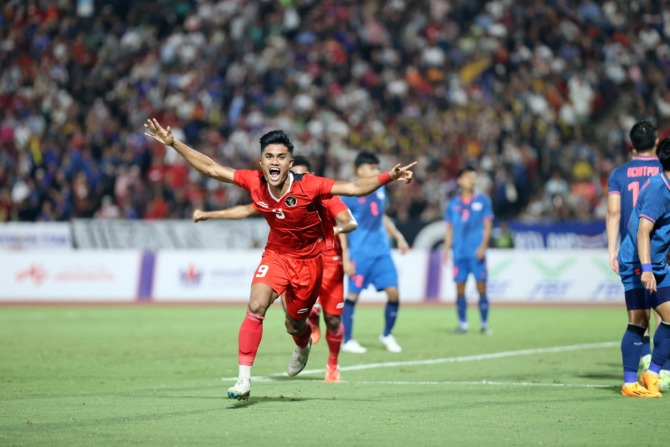 GACOR: Bomber Ramadhan Sananta saat mencetak gol ke gawang Thailand di final SEA Games Kamboja 2023. (DOK. PSSI)