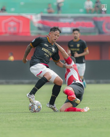MENUNGGU NASIB: Winger Persis Solo Irfan Bachdim saat terjun di ajang Liga 1 2022/2023. (PERSIS SOLO OFFICIAL)
