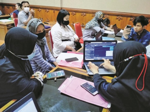 PELAYANAN: Ortu siswa di posko PPDB kantor Disdik Kota Surakarta. (SEPTIAN REFVINDA/RADAR SOLO)