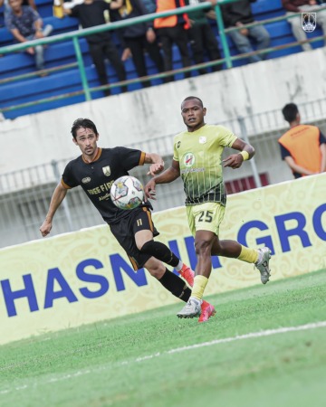 MUSIM KEDUA: Bek Persis Solo Gavin Kwan saat menjalani pertandingan melawan Barito Putera musim lalu.