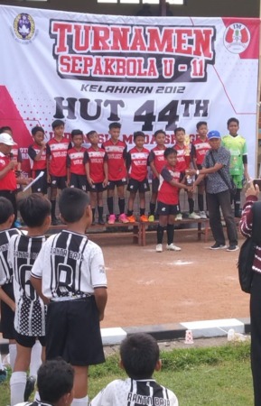 TETAP SEMANGAT: KFC Garuda mendapat piala yang diserahkan penasihat kejuaraan Lilik Listiyanto di Stadion Taruna Sragen, Kamis sore. (SUNARYO FOR JAWA POS RADAR SOLO)