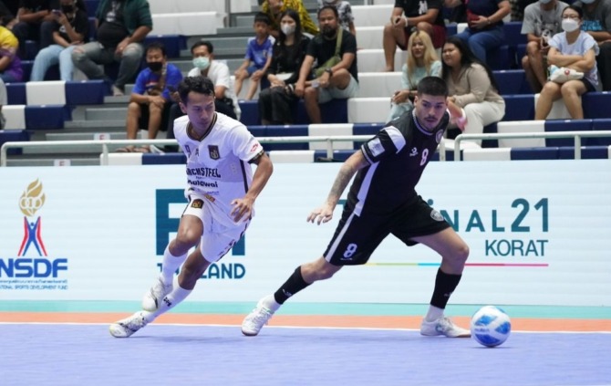 MEMBANGGAKAN : Pemain Black Steel FC Guntur Sulistyo (kiri)  saat mengikuti laga semifinal  Piala AFF Futsal Club Championship 2023 di Thailand, belum lama ini. (ISTIMEWA)