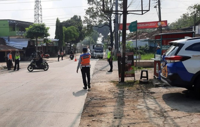 DIHENTIKAN: Petugas gabungan merazia truk yang melintas di ruas Tengklik-Tawangsari, Rabu (3/5/2023). (IWAN KAWUL/RADAR SOLO)