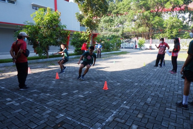 CARI PERUNTUNGAN: Seleksi KKO di gedung FKOR UNS, tahun lalu. Namun Ini Dispora membuka SKO dan akan menggelar seleksi untuk 12 cabor. (SEPTIAN REFVINDA/RADAR SOLO)