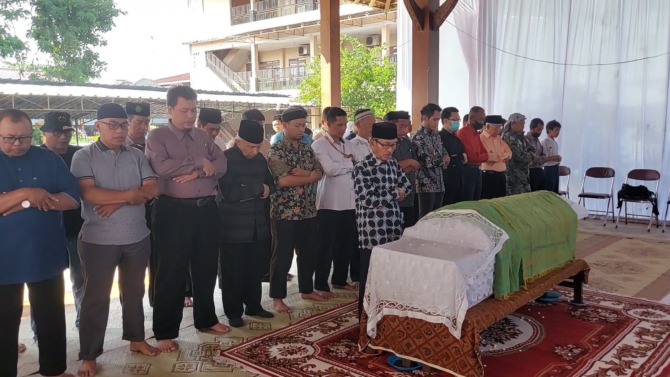 Jenazah Abdul Rozaq Rais tengah disalatkan di rumah duka. (SILVESTER KURNIAWAN/RADAR SOLO)