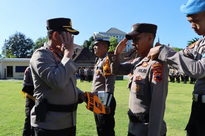 SIMBOLIS: Kapolresta Surakarta mengukuhkan Polisi RW di Mapolrestas, Rabu (17/5/2023). (ANTONIUS CHRISTIAN/RADAR SOLO)