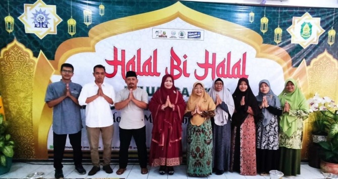 KEKELUARGAAN: Halal bihalal di SMA Muhammadiyah 1 Surakarta, Senin (30/4/2023). (MUHISKA FOR RASO)