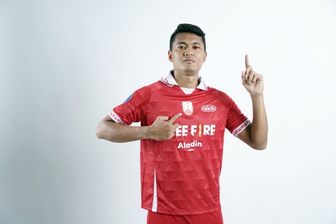 TEMBOK KUKUH: Center back Arif Budiyono saat bermain dengan Persis Solo musim lalu. (PERSIS SOLO OFFICIAL)