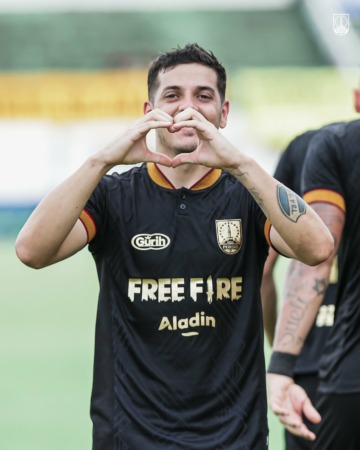 TOTALITAS: Gelandang Persis Solo Alexis Messidoro melakukan selebrasi usai menjebol gawang Barito Putera di Stadion Demang Lehman (23/3/2023). (INSTAGRAM GARIS KERAS)