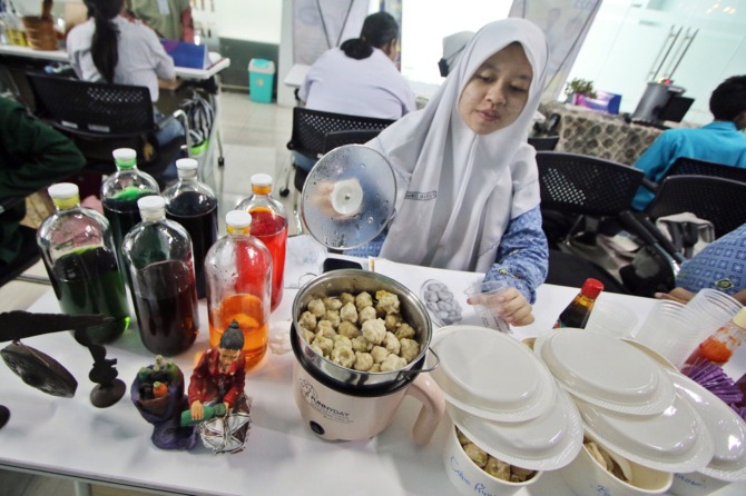 APRESIASI: Cilok isi jamu tradisional hasil karya siswi SMA Muhammadiyah 1 Surakarta  yang dilombakan di Krenova 2023. (ARIEF BUDIMAN/RADAR SOLO)