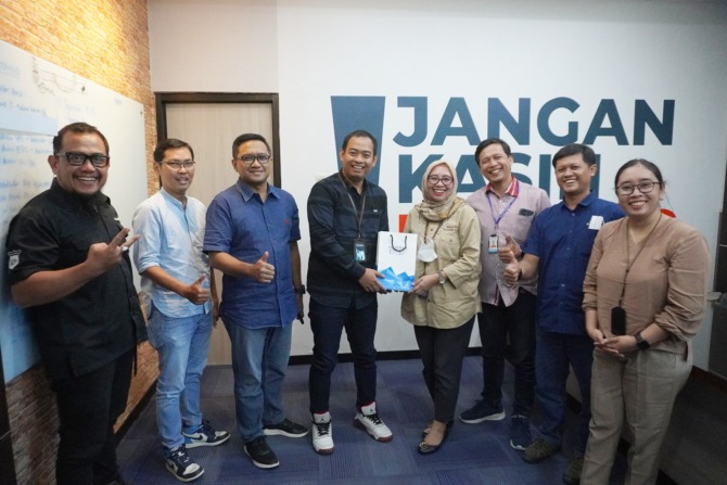 BERSINERGI: Pjs. Kepala Pimpinan BRI KC Solo Sudirman Fajar Suryanto (empat dari kiri) saat menerima kunjungan tim Jawa Pos Radar Solo, kemarin. (RADAR SOLO PHOTO)