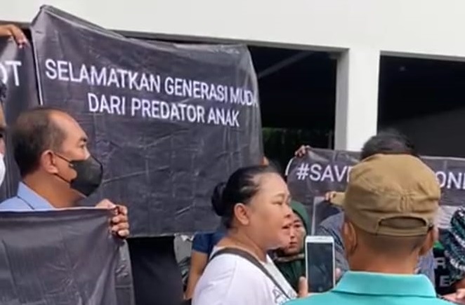 JENGAH: Aksi protes hasil Muskot Taekwondo Indonesia (TI) Solo di salah satu hotel, Minggu, (7/5/2023) kemarin. (SILVESTER KURNIAWAN/RADAR SOLO)