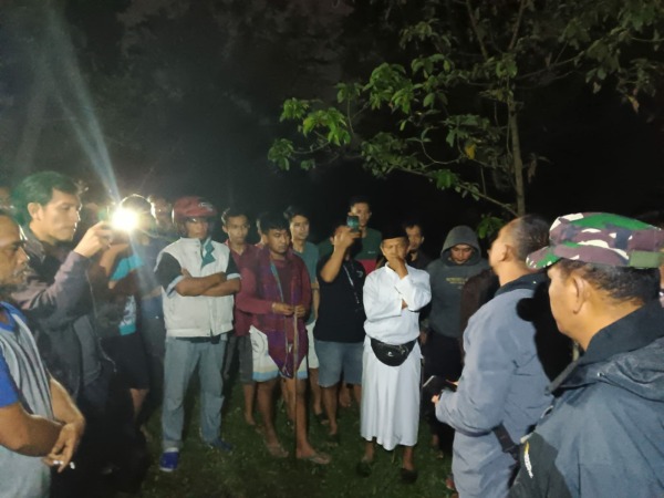 Warga Dusun Tegalrejo, Desa Winong, Kecamatan Boyolali Kota berdialog dengan aparat keamanan, Senin (1/5) malam. (IST)