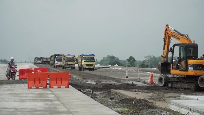 Pengerjaan tol Solo-Jogjakarta yang terus dikebut. Diantaranya membangun overpass yang menghubungkan tol Jasamarga Solo Ngawi dan tol JogjaSolo Marga Makmur. (RAGIL LISTIYO/RADAR SOLO).