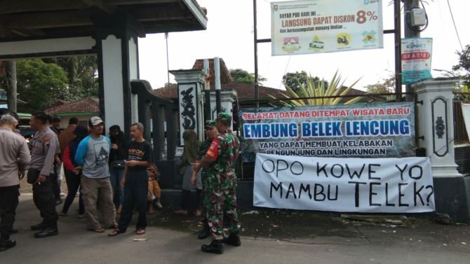 Audiensi antara warga Desa Winong, Kecamatan Boyolali Kota yang terdampak bau limbah kotoran ayam dengan pemilik peternakan di Balai Desa Winong, Rabu (3/5/2023). (RAGIL LISTIYO/RADAR SOLO)
