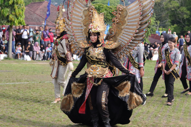 Festival Batik Wonogiri di Alun-alun Giri Krida Bakti Wonogiri Minggu (7/5/2023). (IWAN ADI LUHUNG/RADAR SOLO)