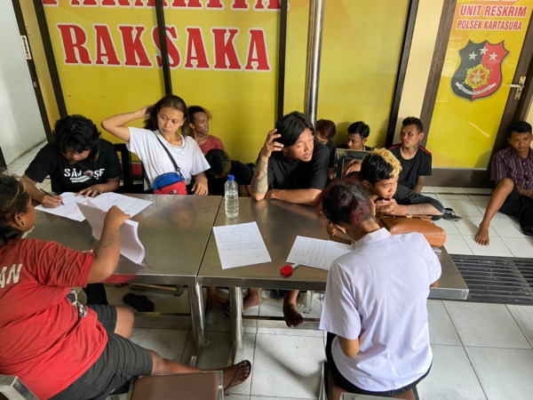 13 anak muda yang pesta miras di JPO di Jalan Ahmad Yani, Pabelan, Kartasura, Sukoharjo, diamanlan di Mapolsek Kartasura, Kamis (11/5/2023) siang. (IWAN KAWUL/RADAR SOLO)