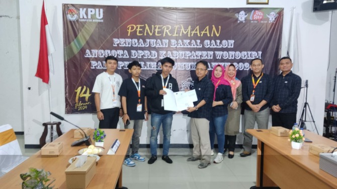 Perwakilan Partai Perindo Wonogiri mendaftarkan bacalegnya di menit akhir Minggu (14/5) malam. (IWAN ADI LUHUNG/RADAR SOLO)