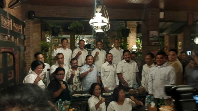 Ketum Partai Gerindra bersama para pendukungnya do angkringan kawasan Jajara, Laweyan, Kota Solo, Jumat (19/5/2023) malam. (SILVESTER KURNIAWAN/RADAR SOLO)