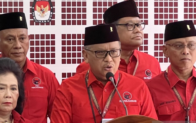 Sekjen PDI Perjuangan Hasto Kristiyanto memberi keterangan kepada wartawan di Ruang Sidang Utama, Kantor KPU RI, Jakarta, Kamis (11/5). (ANTARA/Putu Indah Savitri)
