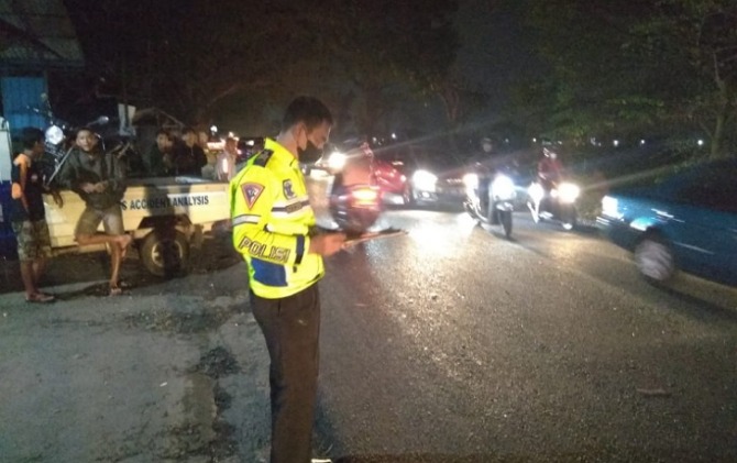 Polisi olah TKP di Jalan Mojolaban-Bekonang, Jumat (12/5) malam. (IWAN KAWUL/RADAR SOLO)