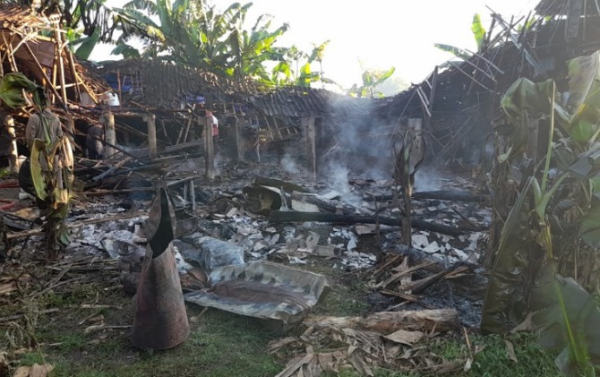 Kondisi gudang pakan kandang ayam di Dusun Keren, Desa Setrorejo, Kecamatan Baturetno, Senin yang terbakar, (15/5) pagi. (UPT Damkar Wonogiri for Raso)