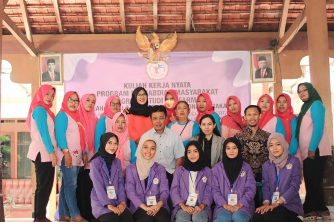 Sosialisasi pembuatan teh serai untuk menurunkan hipertensi oleh dosen dan mahasiswa STIKES Nasional di Balai Desa Pandeyan Baki. (IST)