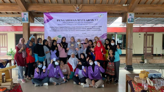 Pengabdian masyarakat oleh dosen dan mahasiswa STIKES Nasional Surakarta di Desa Mancasan, Kecamatan Baki, Kabupaten Sukoharjo. Mereka menyosialisasikan tentang pemanfaatan herbal untuk pengobatan dan pencegahan penyakit Ispa. (ist)