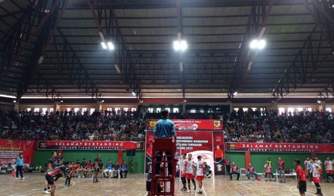 Final Turnamen Bola Voli Putra Antarkecamatan Go Nyawiji 2023 antara perwakilan Kecamatan Selogiri dan Kecamatan Pracimantoro di GOR Giri Mandala, Minggu (21/5/2023). (IWAN ADI LUHUNG/RADAR SOLO)