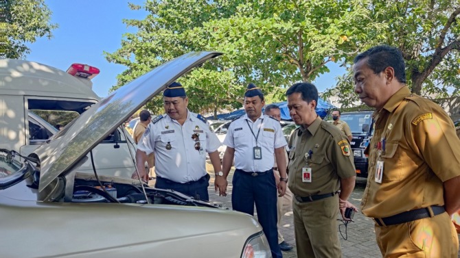 TERTIB: Pengecekan kendaraan operasional di RSUD dr. Soediran Mangun Sumarso Wonogiri Selasa (30/5/2023). (IWAN ADI LUHUNG/RADAR SOLO)