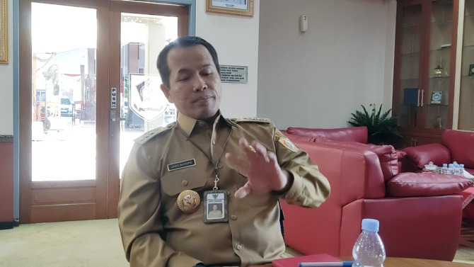 Bupati Wonogiri Joko Sutopo memberikan keterangan terkait fenomena LGBT di wilayahnya. (IWAN ADI LUHUNG/RADAR SOLO)