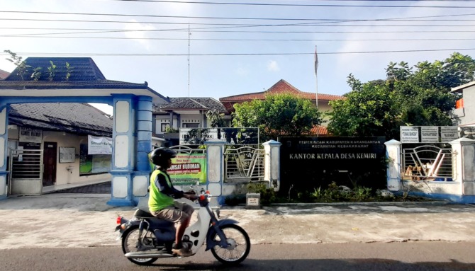 Suasana di Kantor Kepala Desa Kemiri, Kecamatan Kebakramat. Pemdes Kemiri membantah lakukan pungli dalam perbaikan jalan di desa. (RUDI HARTONO/RADAR SOLO)