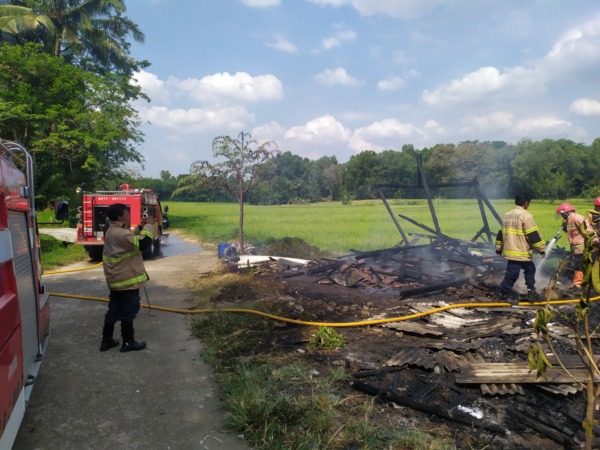 Petugas Damkar Boyolali dibantu Damkar Gemolong dan eco smart Klego padamkan api yang membakar rumah di Dusun/Desa Klego RT 01 RW 01, Kecamatan Klego, Kabupaten Boyolali, Selasa (23/5/2023). (DOK.Damkar Boyolali)