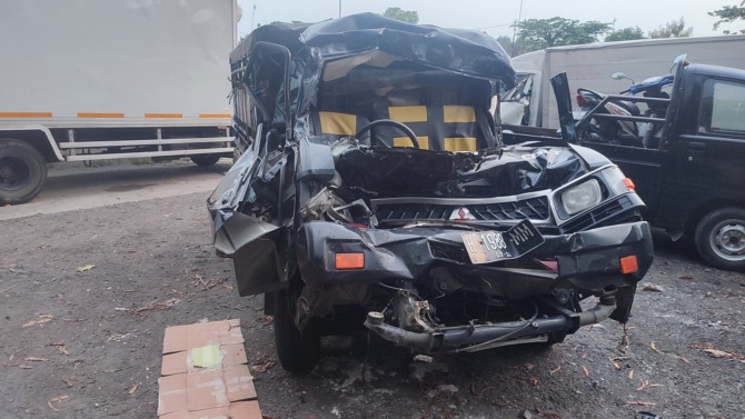 RINGSEK: Bangkai pikap yang terlibat laka di Tol Solo Ngawi, diamankan di makolantas polres Sragen. (AHMAD KHAIRUDIN/RADAR SOLO)