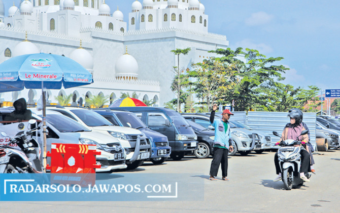 RAMAI: Masjid Raya Sheikh Zayed jadi objek wisata religi baru di Kota Solo. (M. IHSAN/RADAR SOLO)