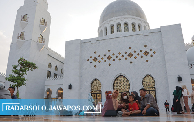 RAMAI: Salah satu keluarga tengah berswafoto di area Masjid Raya Sheikh Zayed, Rabu (31/5/2023). Masjid bangunan Pemerintah Uni Emirat Arab (UEA) ini hampir tiap hari diserbu pengantar jamaah haji.