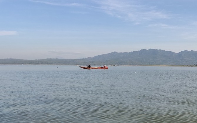 Nelayan beraktivitas di perairan Waduk Gajah Mungkur. (IWAN ADI LUHUNG/RADAR SOLO)
