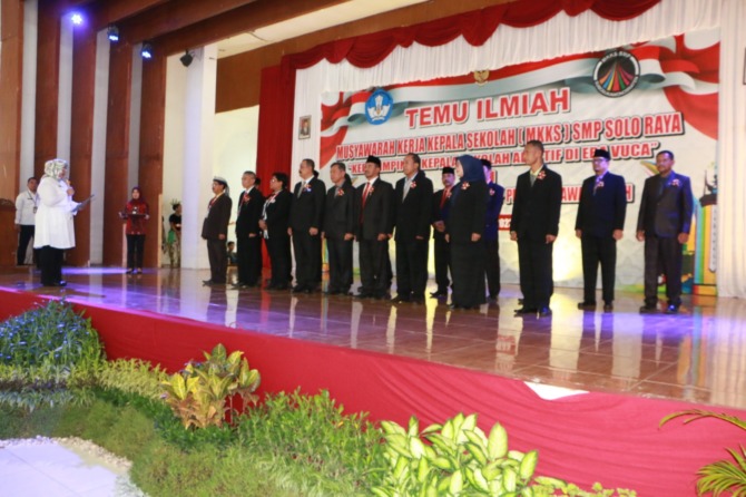 EMBAN AMANAT: Bupati Sragen Kusdinar Untung Yuni Sukowati melantik MKKS SMP Jateng, kemarin. (AHMAD KHAIRUDIN/RADAR SOLO)