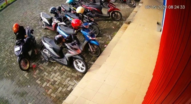 DIBURU: Pelaku curanmor membawa kabur sepeda motor curian di Colomadu, Karanganyar, Sabtu (6/5/2023). (ISTIMEWA)