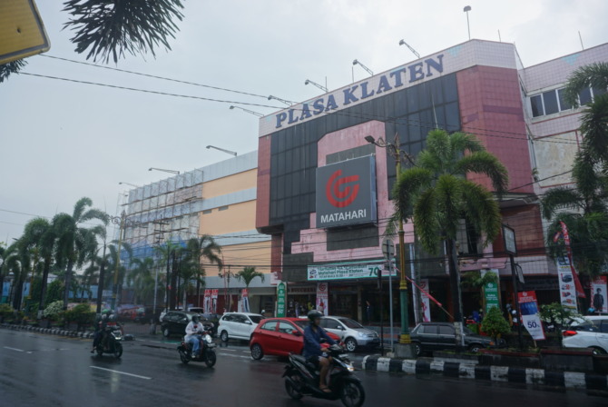 UPGRADE: Tampilan Plasa Klaten yang sedang direnovasi. Nantinya berubah menjadi Klaten Town Square dan dilengkapi dengan fasilitas bioskop. (ANGGA PURENDA/RADAR SOLO)