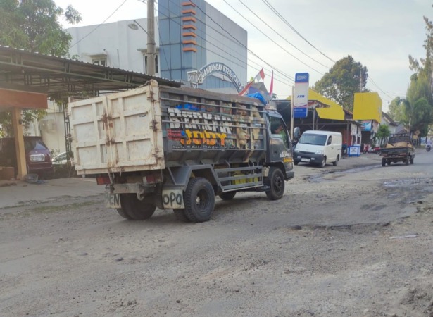 DIKELUHKAN: Kondisi jalan Jambangan-Batujamus perbatasan Kabupaten Sragen-Karanganyar rusak berat, kemarin. Masyarakat berharap segera ada perbaikan. (AHMAD KHAIRUDIN/RADAR SOLO)