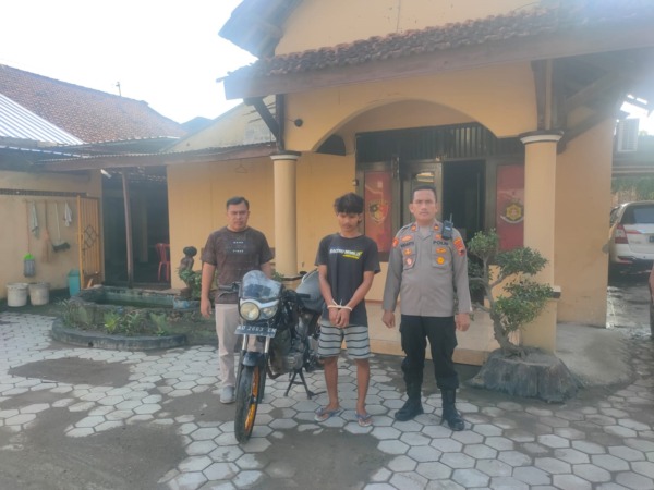 TAK BERKUTIK: Saiful Anwar (tengah) diamankan Polsek Sambungmancan usai mencuri sepeda motor, Sabtu (6/5/2023). (AHMAD KHAIRUDIN/RADAR SOLO)