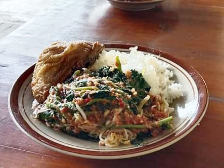 LEGENDARIS: Pecel Mbotho dengan sambal kacangnya yang khas ini bertahan sejak 1993. (IWAN KAWUL/RADAR SOLO)