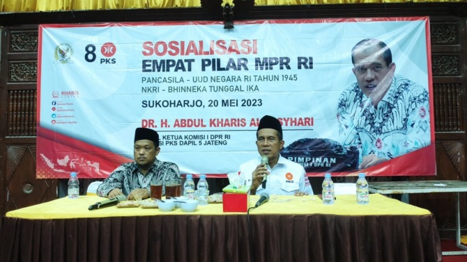 NASIONALISME: Anggota MPR RI Abdul Kharis Almasyhari (kanan) sosialisasi 4 pilar kebangsaan di Polokarto, Sukoharjo, kemarin. (DOK.PRIBADI)