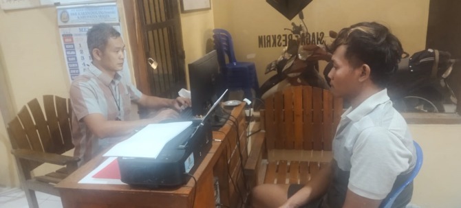 DIINTEROGASI: Salah satu pelaku pencurian sepeda motor di Kutorejo, Plosokerep, Karangmalang. (AHMAD KHAIRUDIN/RADAR SOLO)