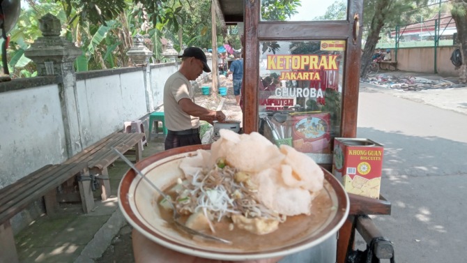 TELATEN: Sutarno menyiapkan sajiak ketoprak Jakarta. Dia sudah berjualan selama 32 tahun. (IWAN KAWUL/RADAR SOLO)