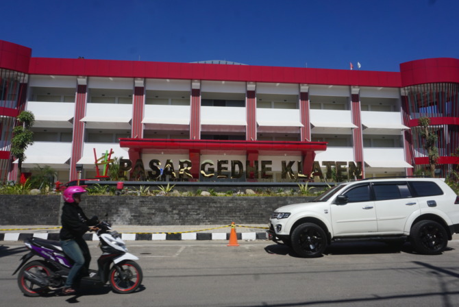 MODERN: Kondisi terkini Pasar Gedhe Klaten yang baru saja dibangun. Pekerja sedang menyelesaikan tahap finishing akses dan taman. (ANGGA PURENDA/RADAR SOLO)