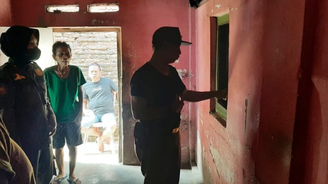 PENERTIBAN: Satpol PP dan Damkar Klaten saat melakukan penggerebekan praKtik prostitusi di Desa Gatak, Kecamatan Delanggu. (DOK. SATPOL PP KLATEN)