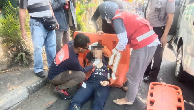 BELUM SADAR: ASN Dinas PMD dievakuasi usai ditabrak truk, Selasa (30/5/2023). (AHMAD KHAIRUDIN/RADAR SOLO)